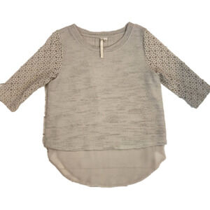 𝅺Juniors Lauren Conrad light gray floral crochet sleeve top size Medium.